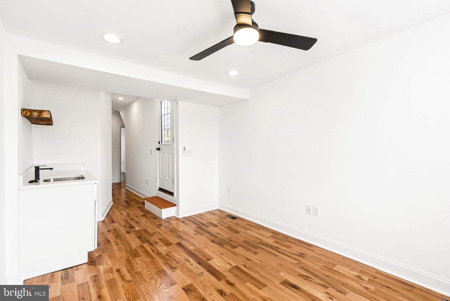 1337 Andre St Property Photo 54