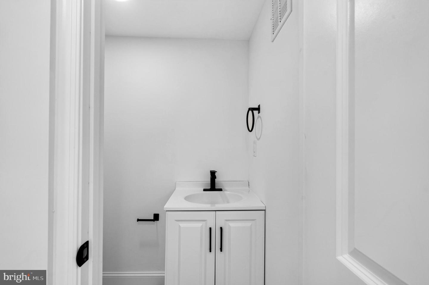 1513 Henry St Property Photo 33