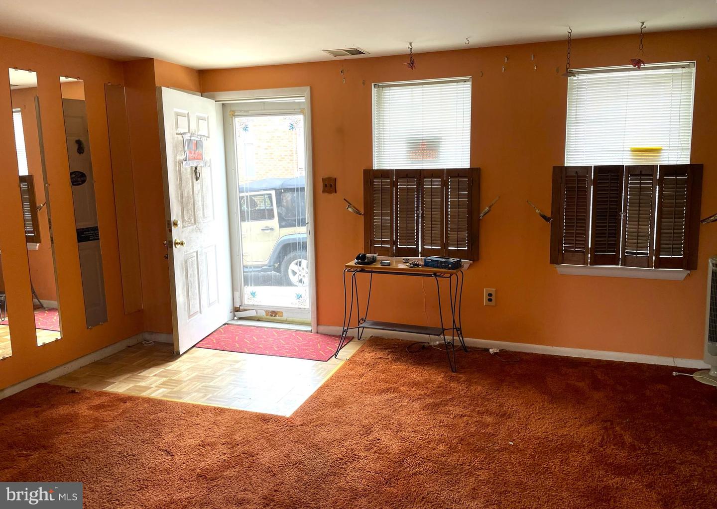 1009 Somerset St Property Photo 3
