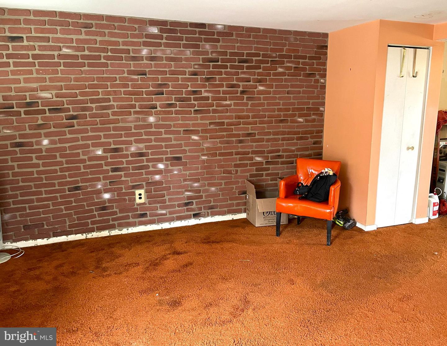1009 Somerset St Property Photo 4