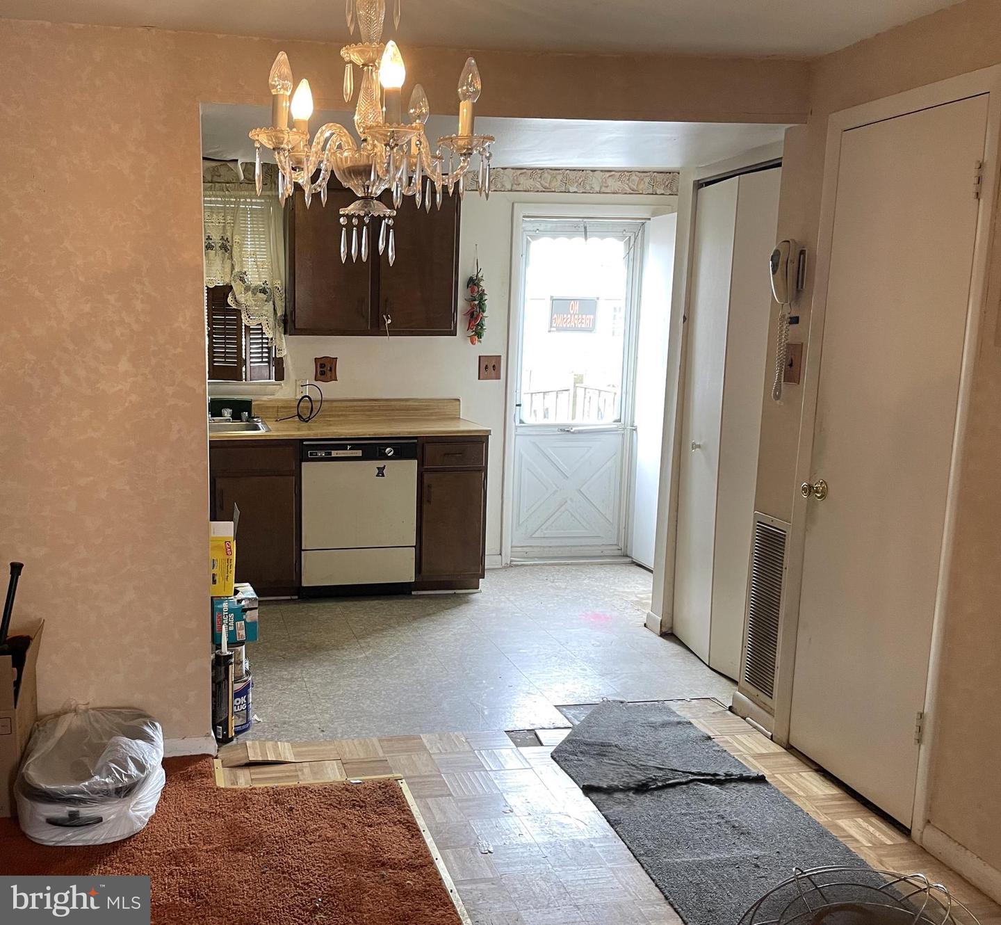 1009 Somerset St Property Photo 6