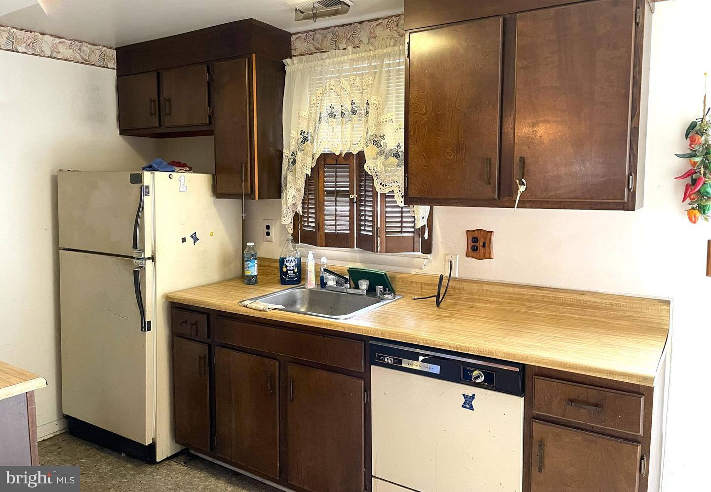 1009 Somerset St Property Photo 8