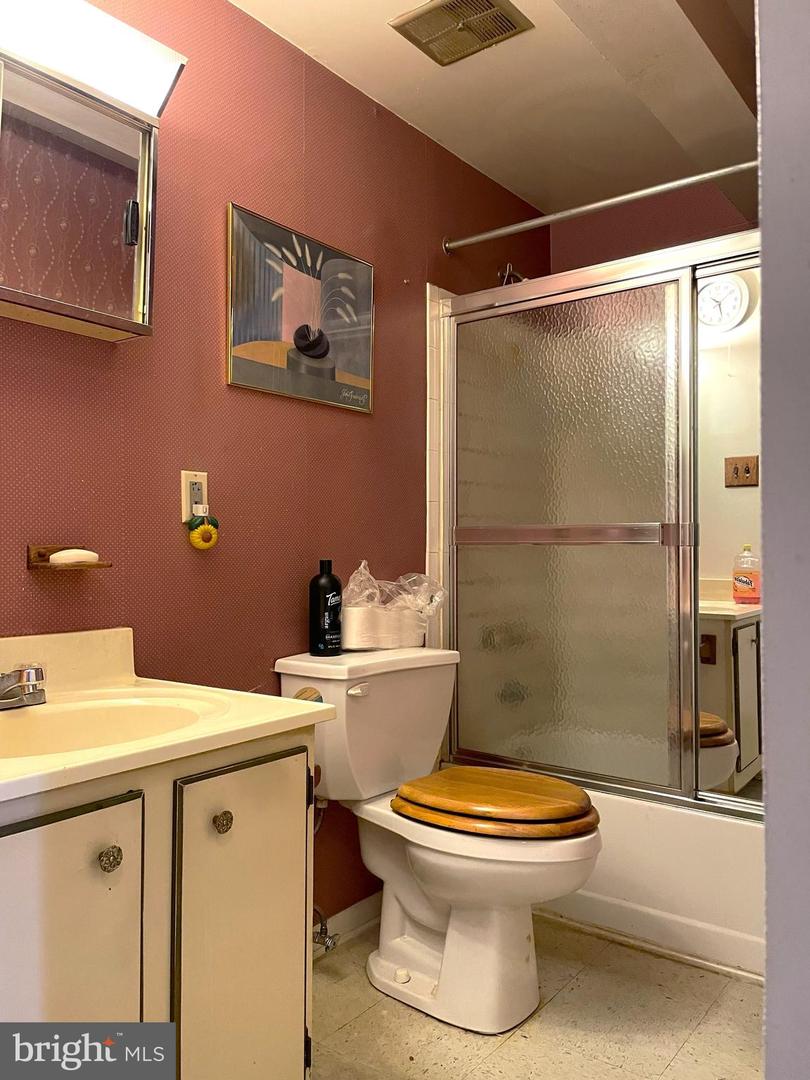 1009 Somerset St Property Photo 13