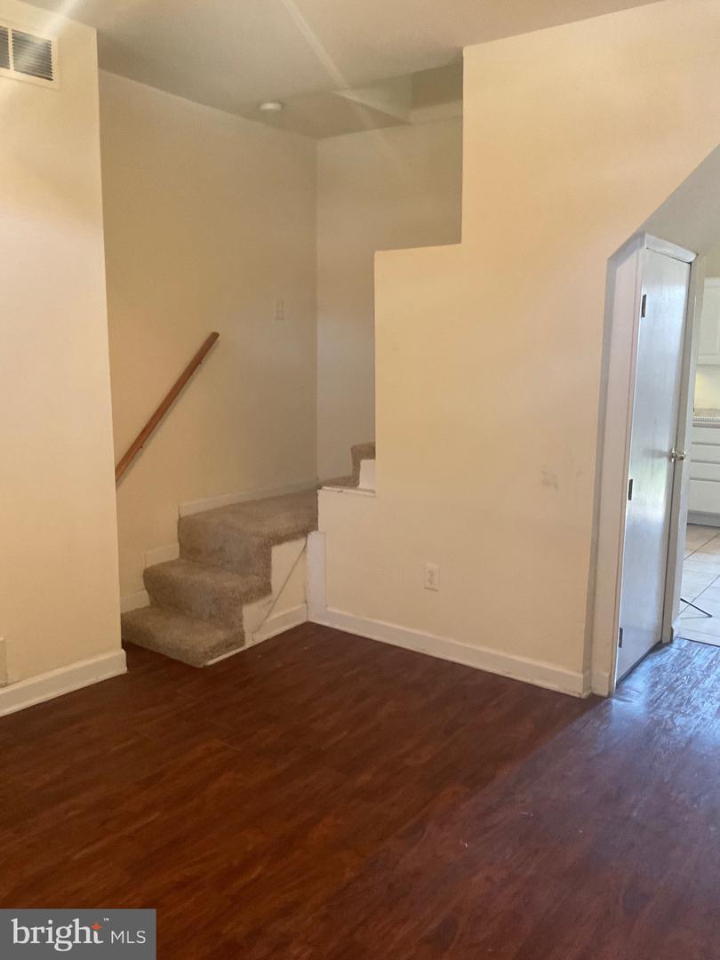 2525 Barclay St Property Photo 4