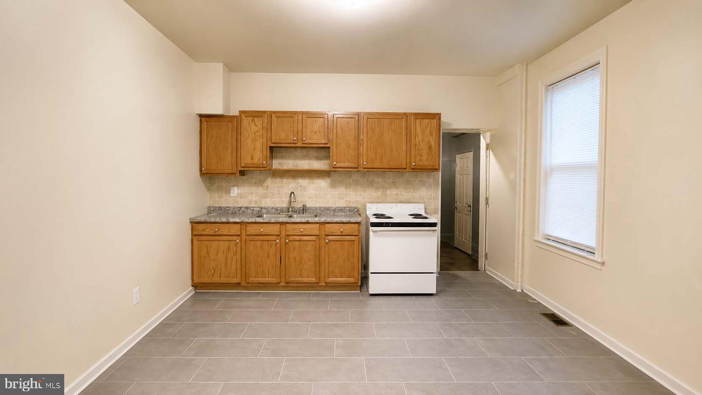 2646 Hoffman St Property Photo 3