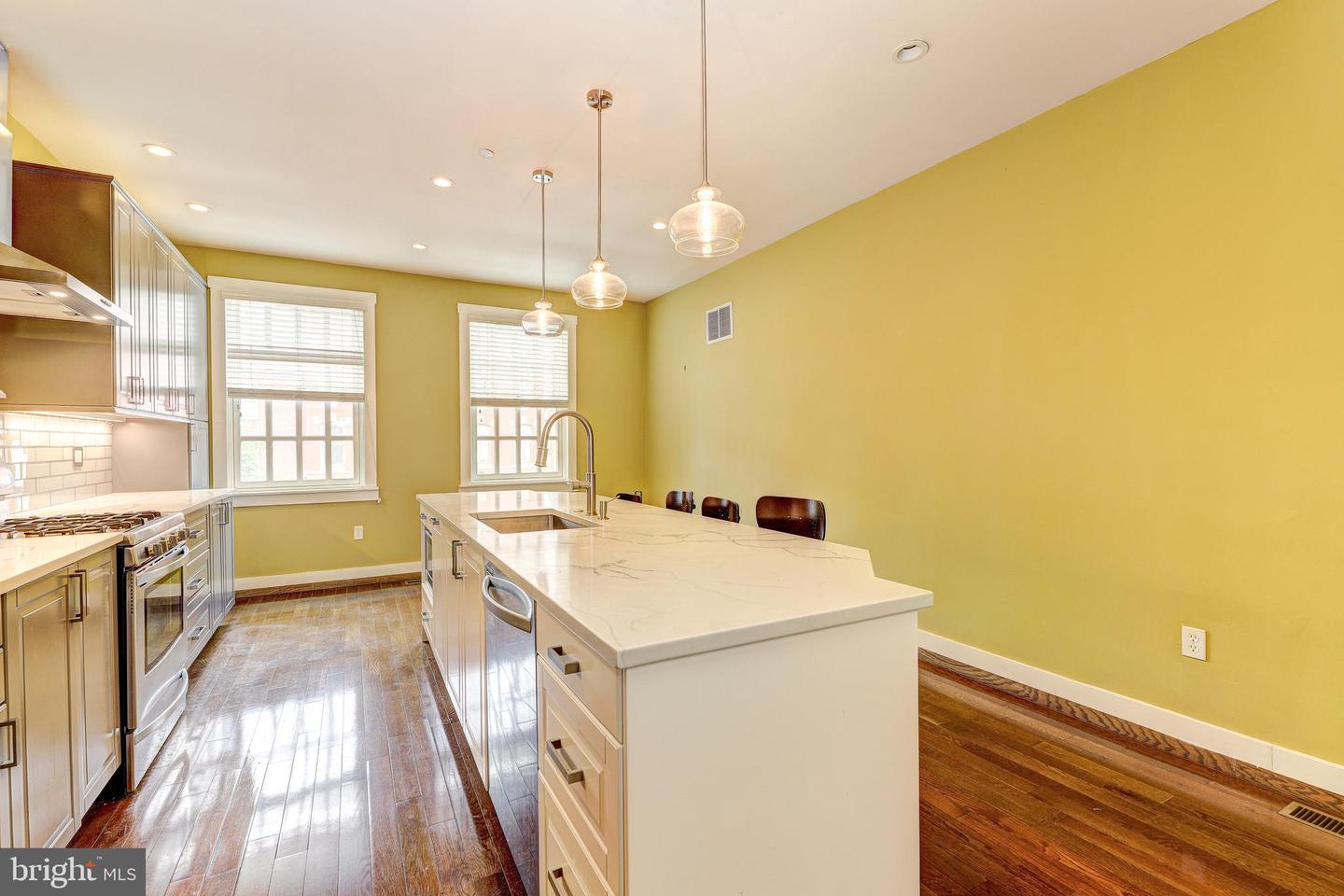 1724 Fleet St Property Photo 9