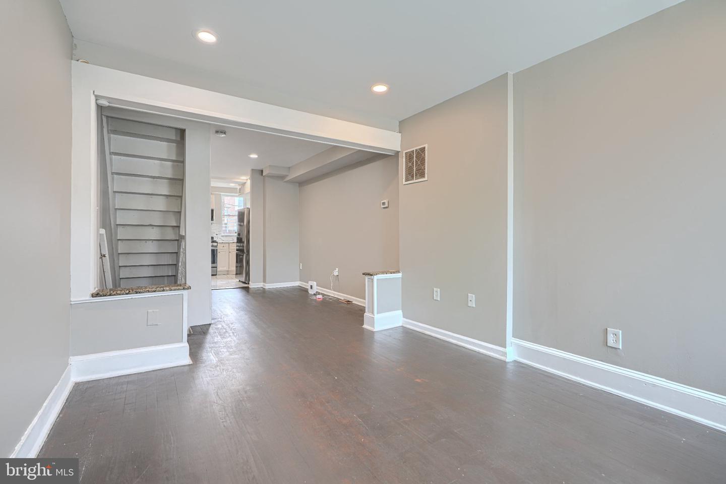 1204 W Cross St W Property Photo 3