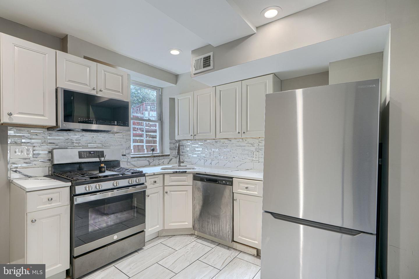 1204 W Cross St W Property Photo 10