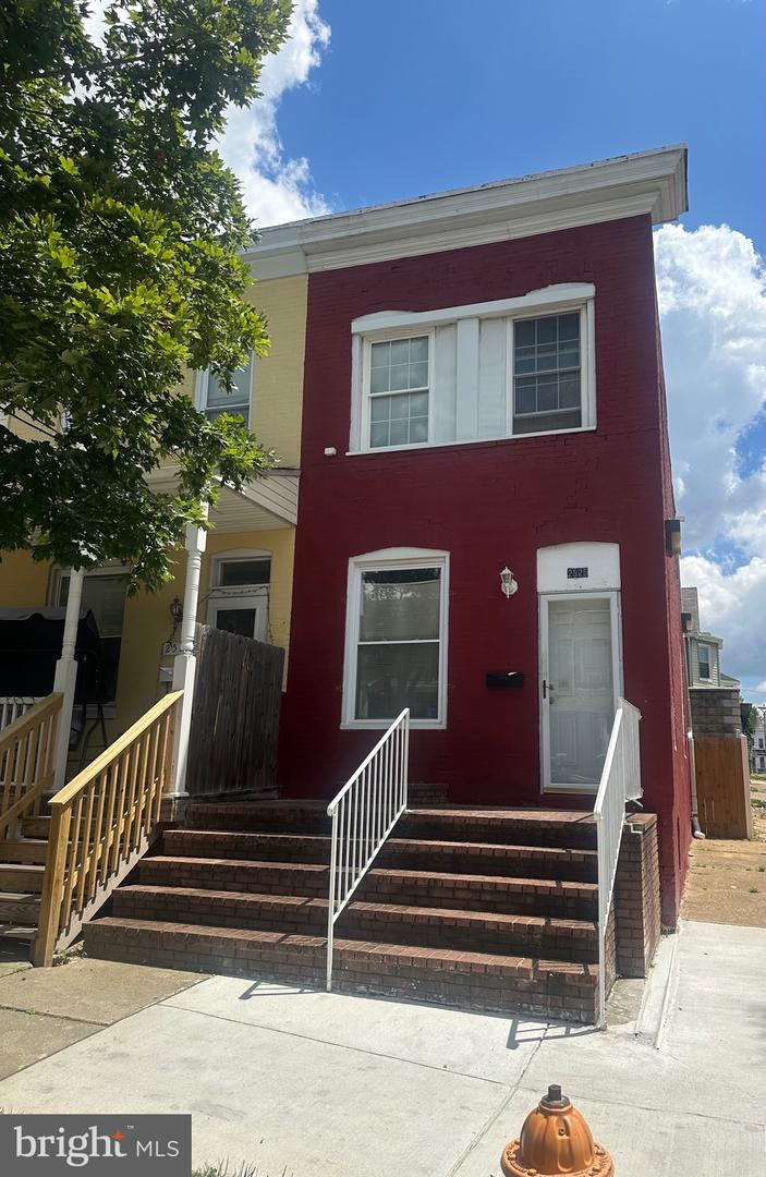2525 BARCLAY ST Property Photo 1