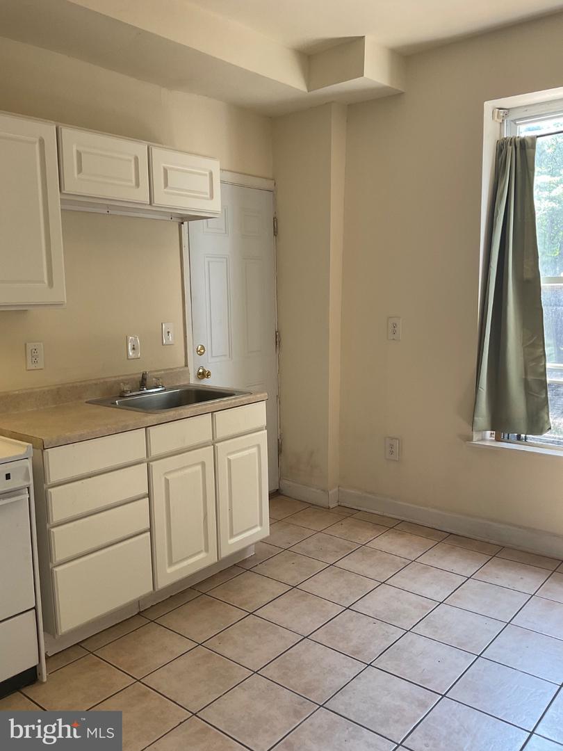 2525 Barclay St Property Photo 5