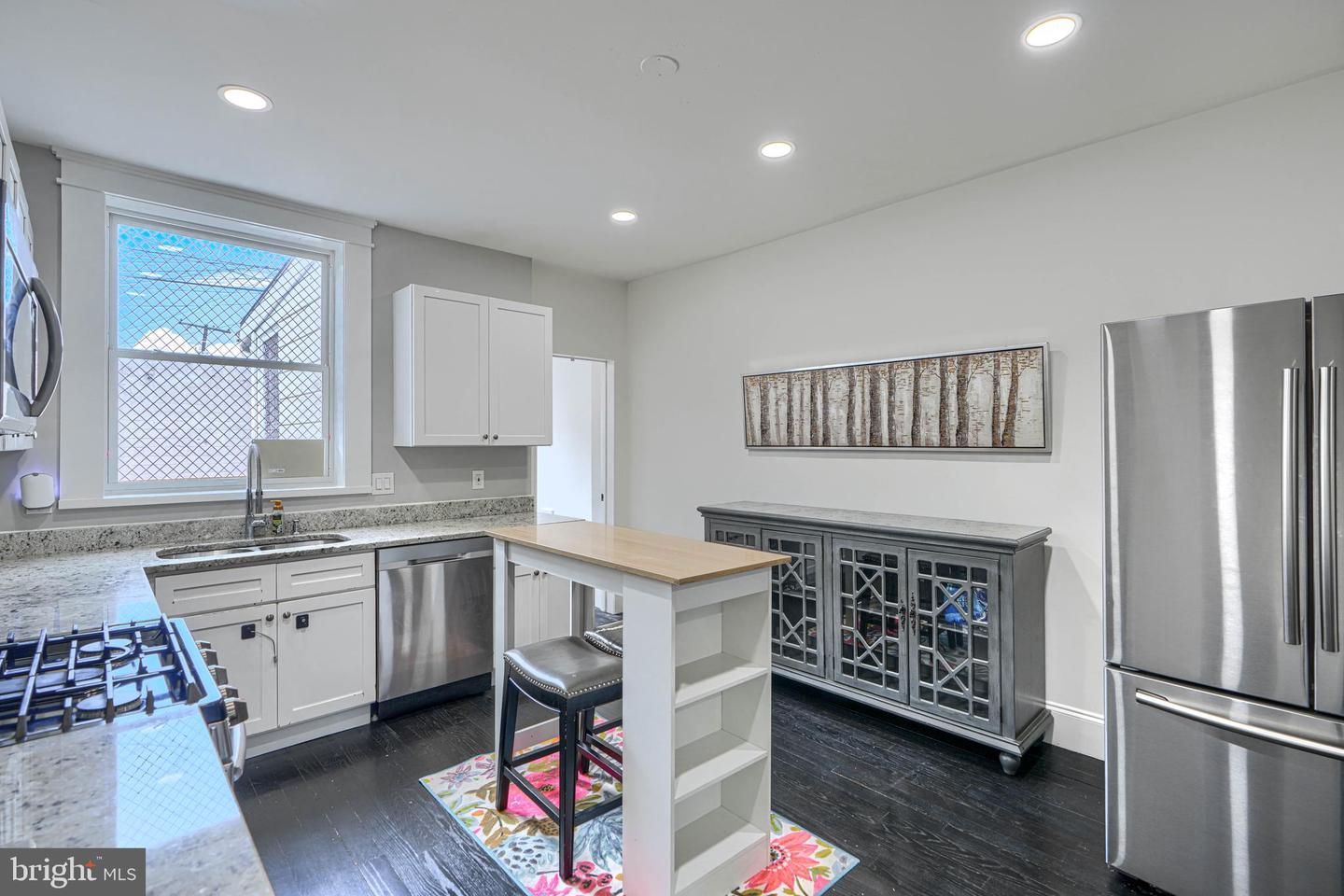 20 N CLINTON ST Property Photo 1