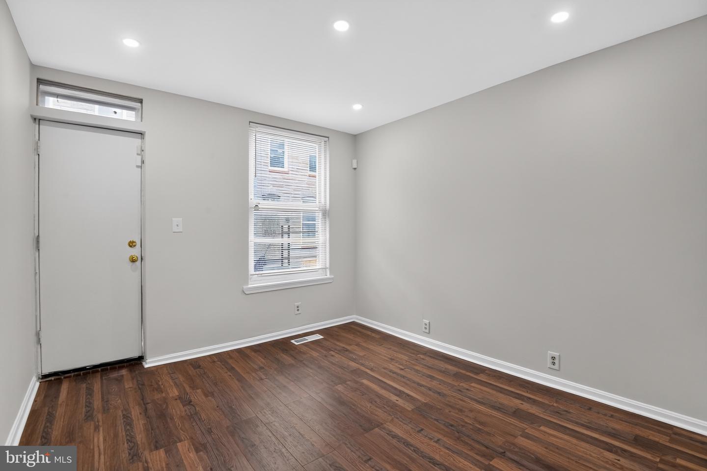 511 N Port St Property Photo 4