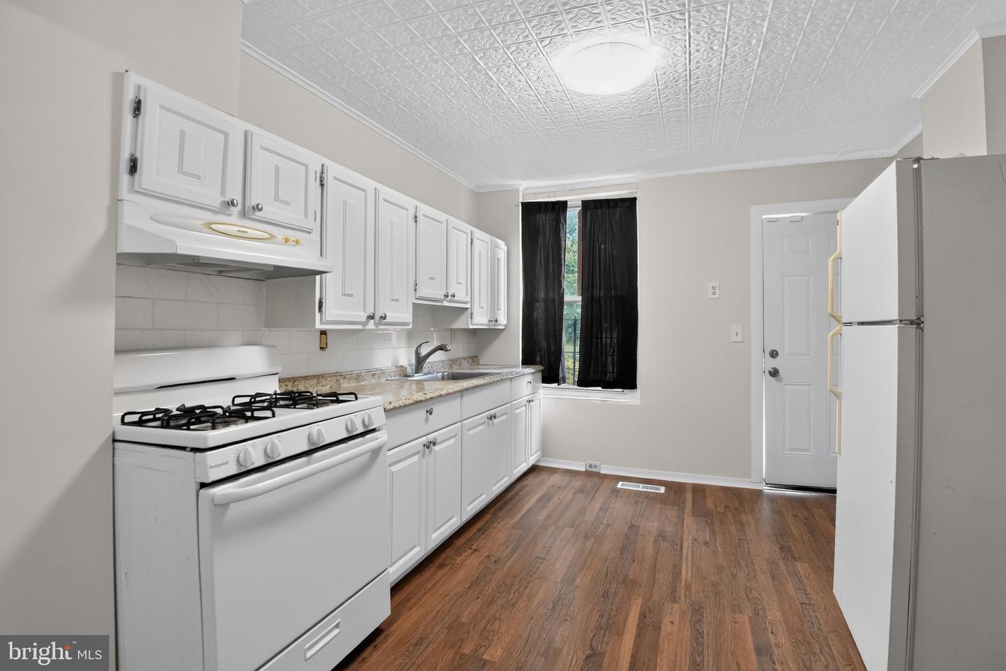 511 N Port St Property Photo 10