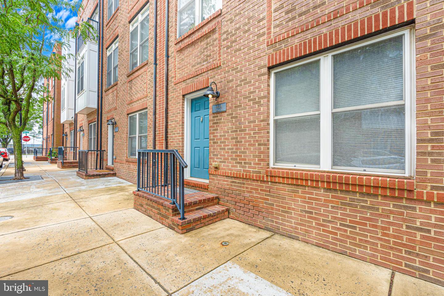 1434 Steuart St Property Photo 2