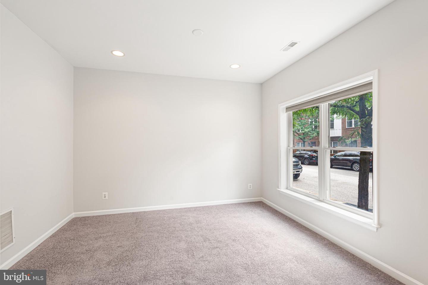 1434 Steuart St Property Photo 4
