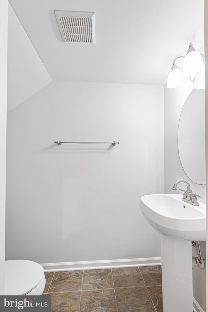 1434 Steuart St Property Photo 6