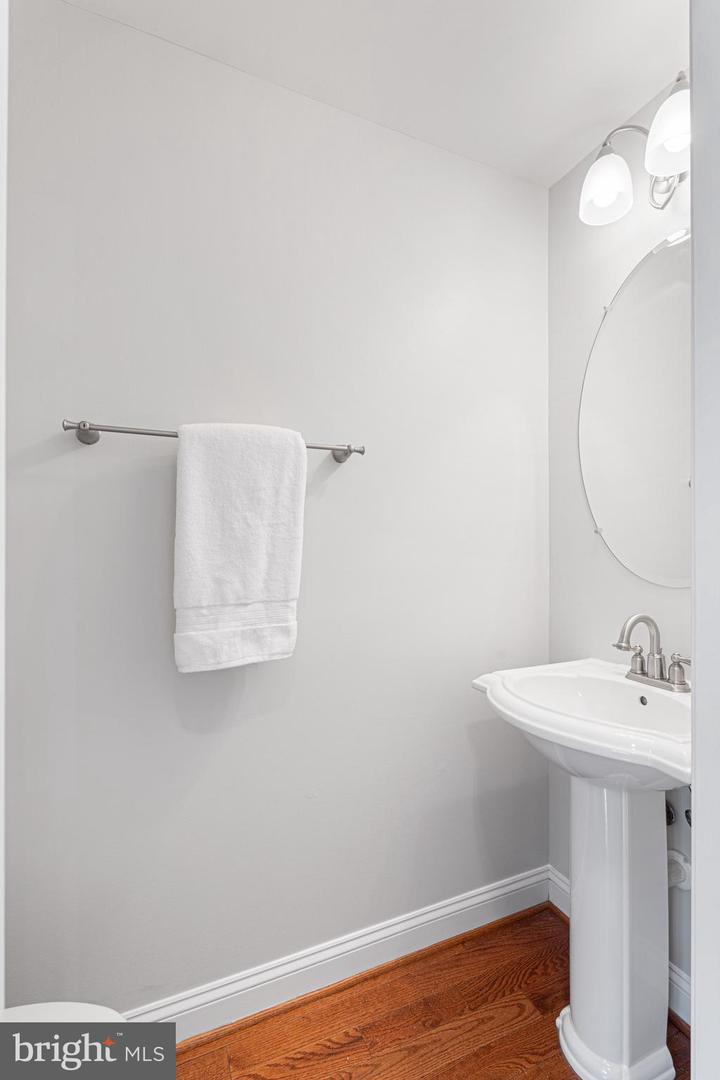 1434 Steuart St Property Photo 9