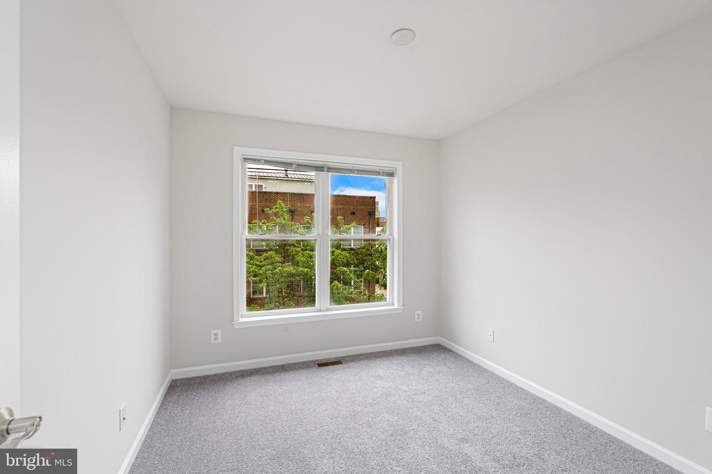 1434 Steuart St Property Photo 16
