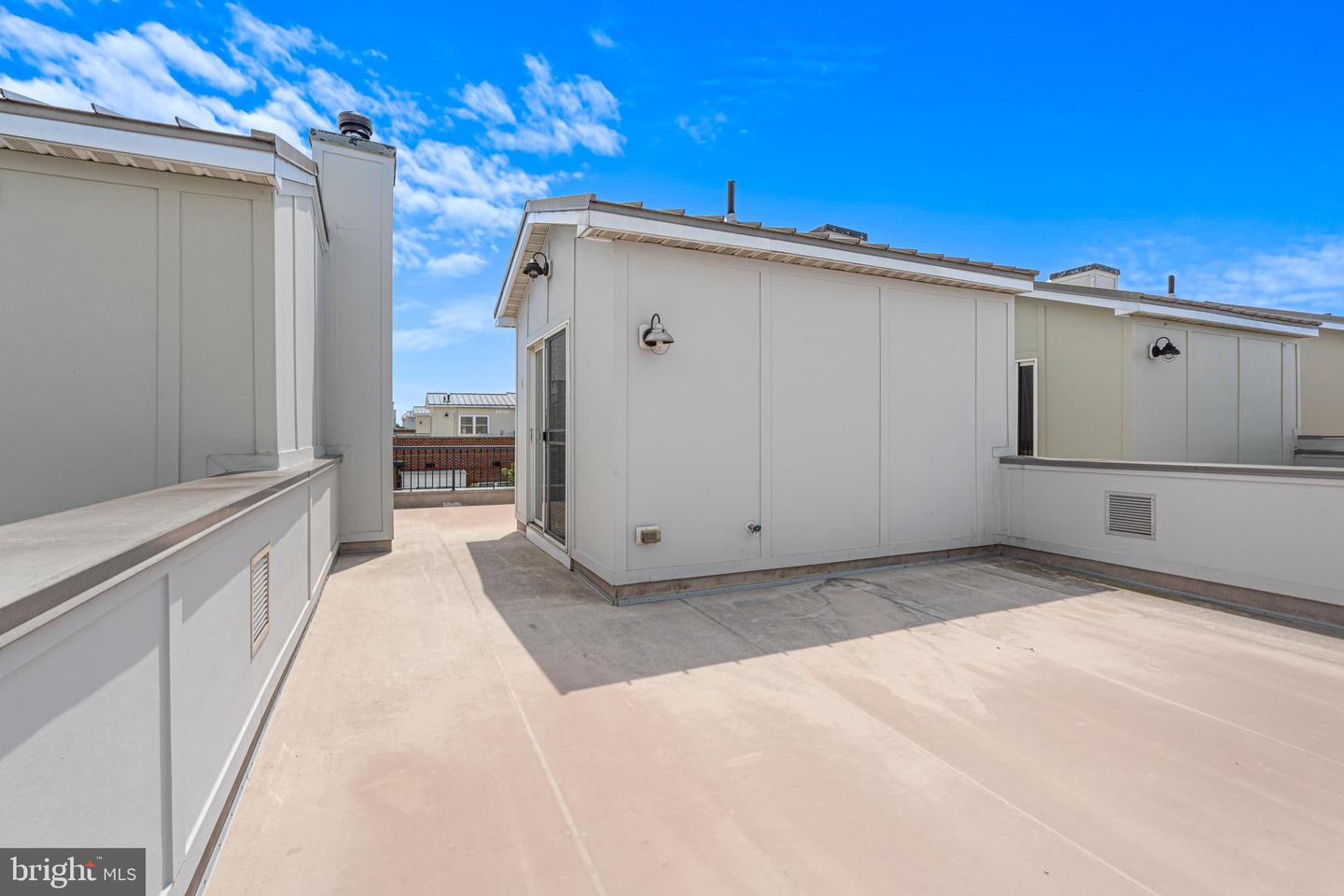 1434 Steuart St Property Photo 28