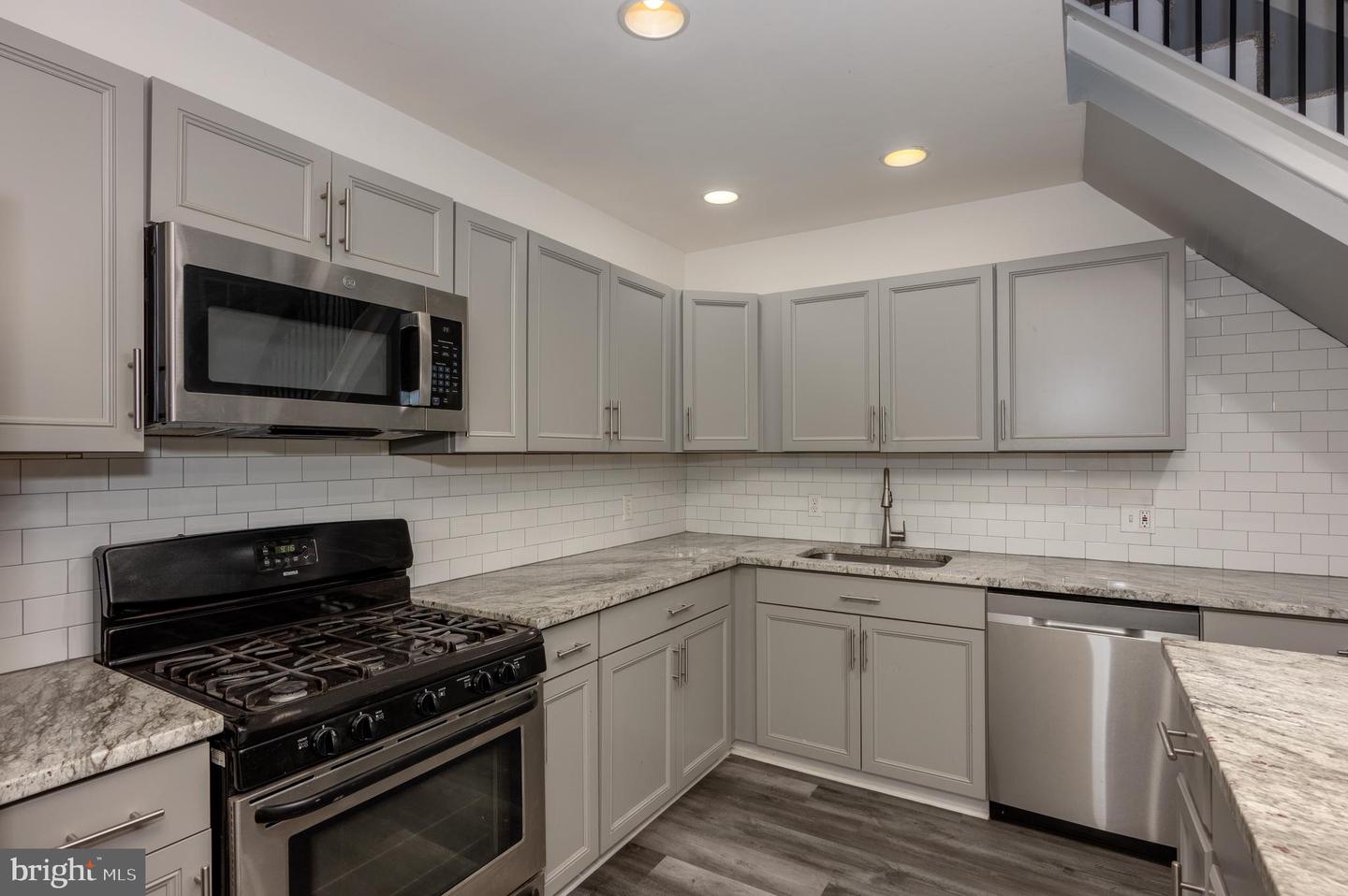 4616 Curtis Ave #unit B Property Photo 2