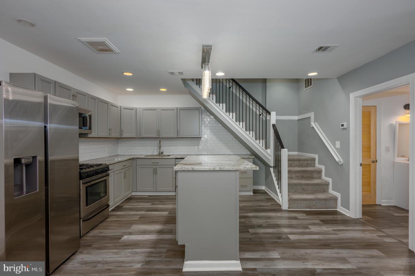 4616 Curtis Ave #unit B Property Photo 3
