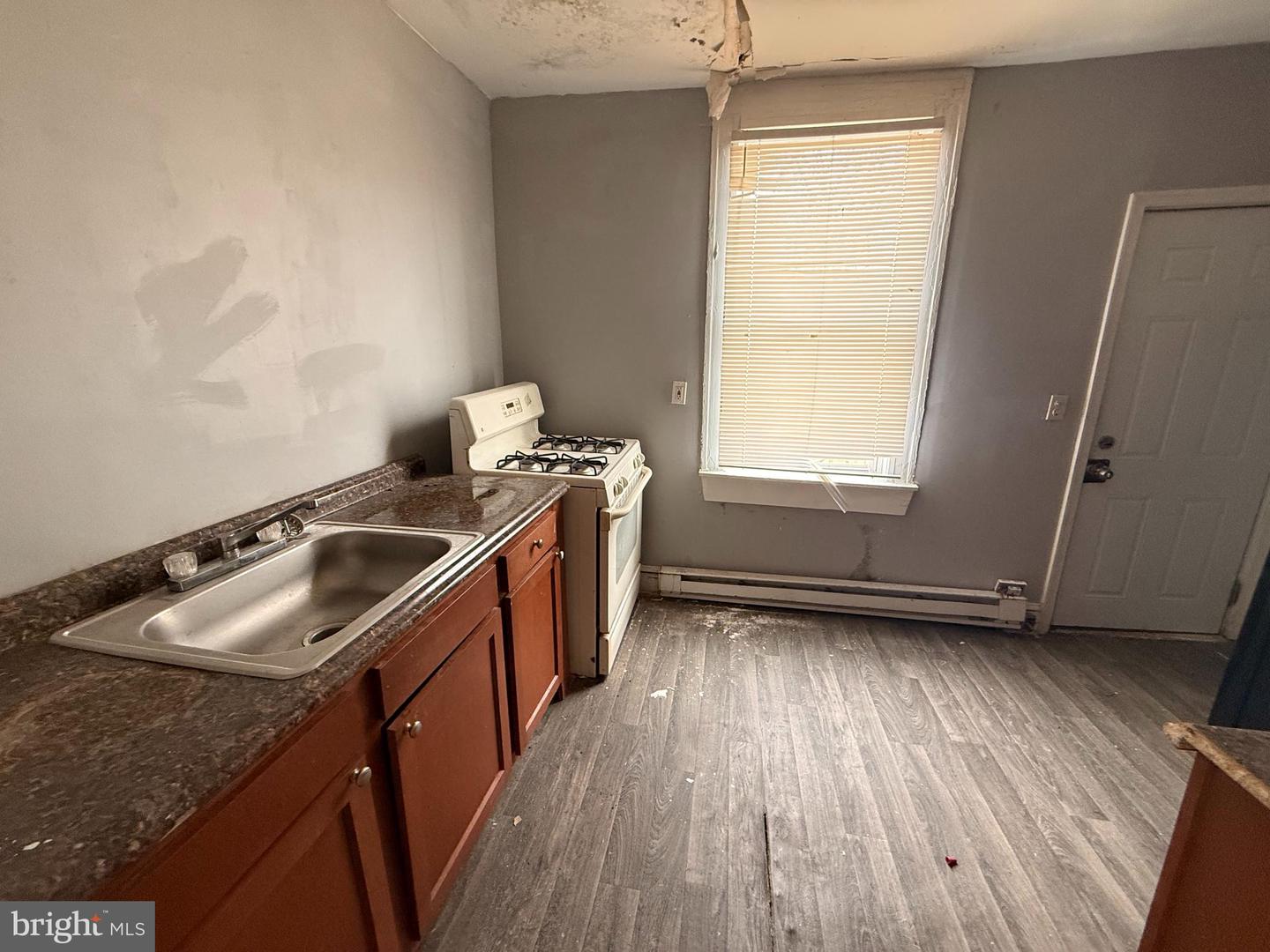 5313 Hamlin Ave Property Photo 6