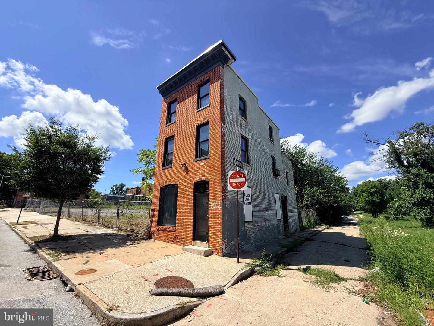 1622 W Baltimore St Property Photo 3