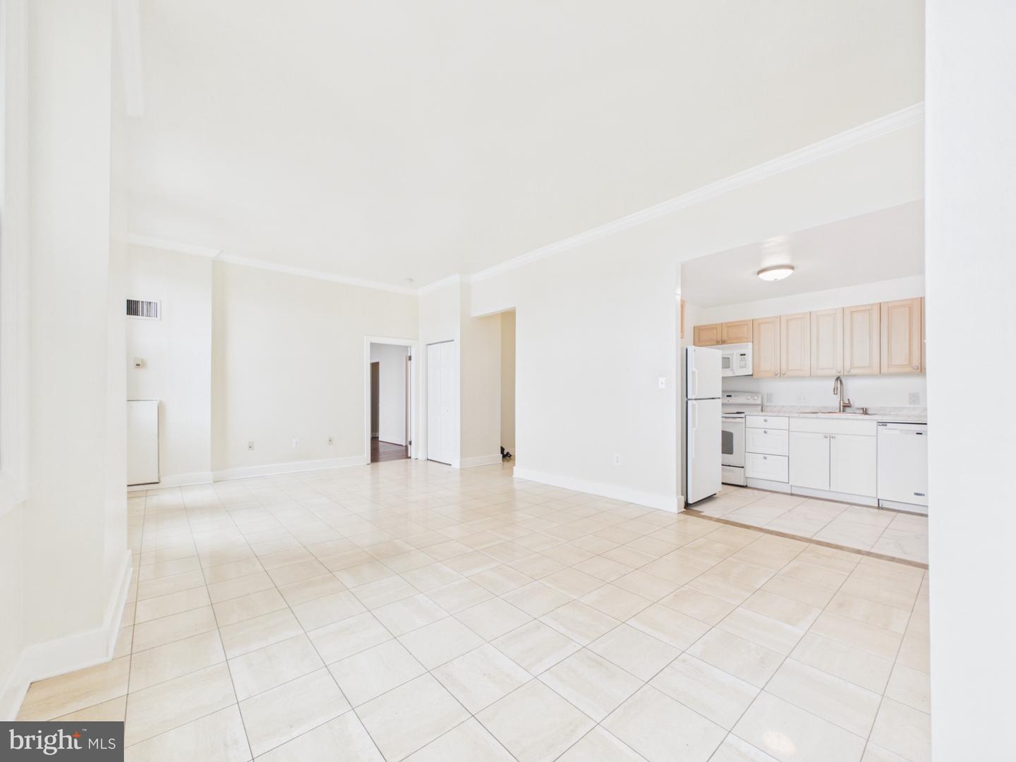1 E Chase St #614 Property Photo 5