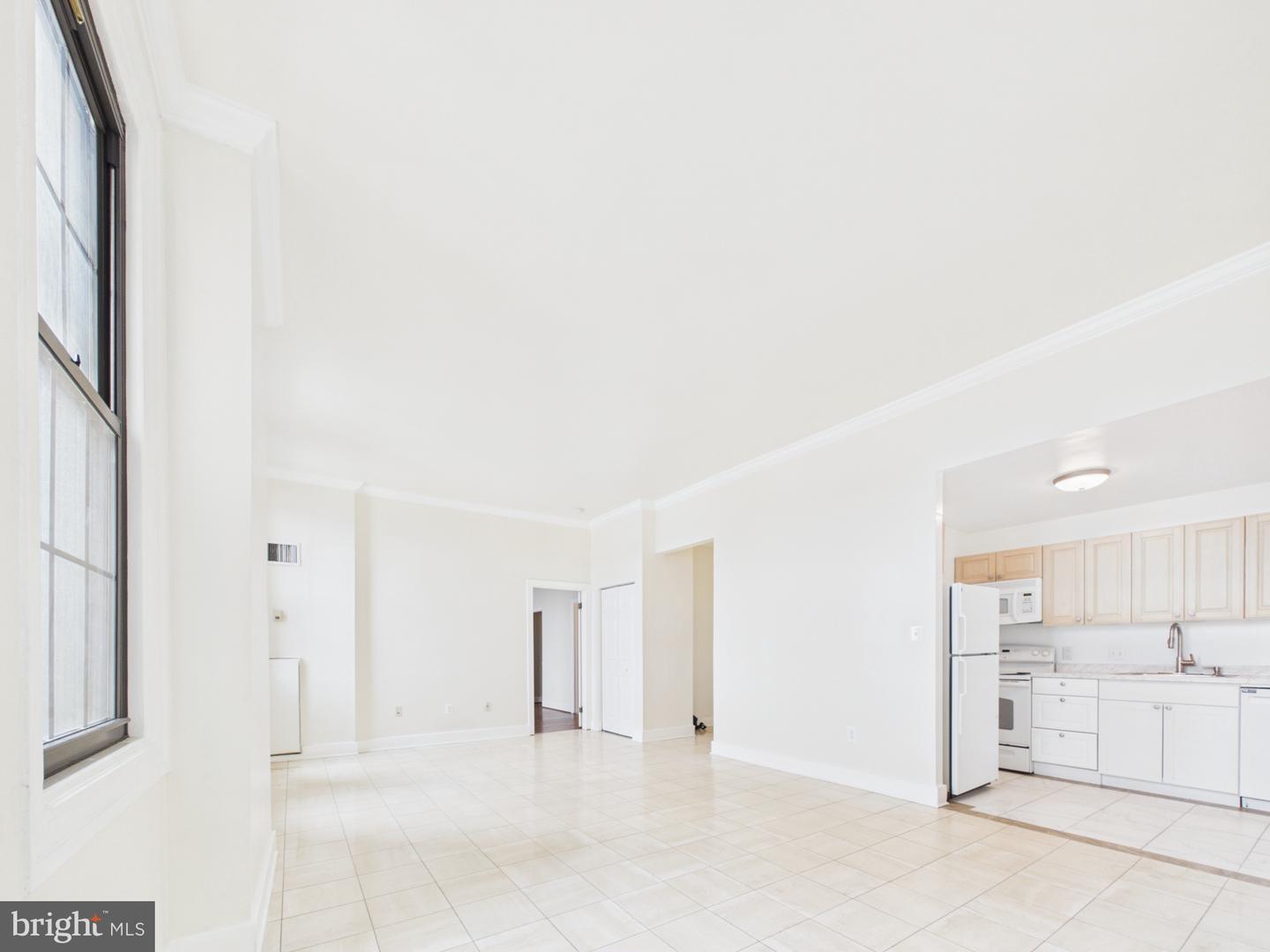 1 E Chase St #614 Property Photo 6