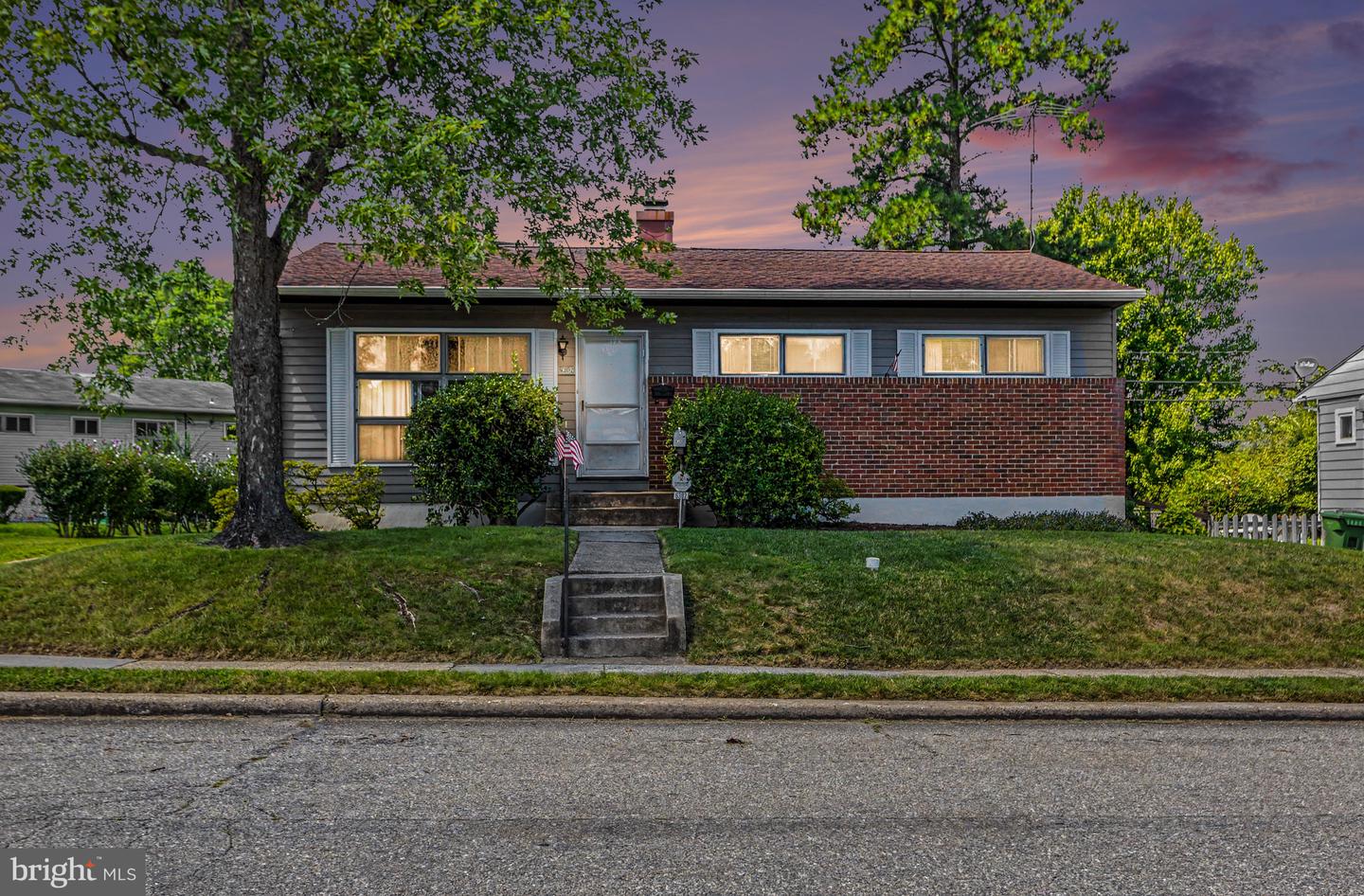 6302 LAURELTON AVE Property Photo 1