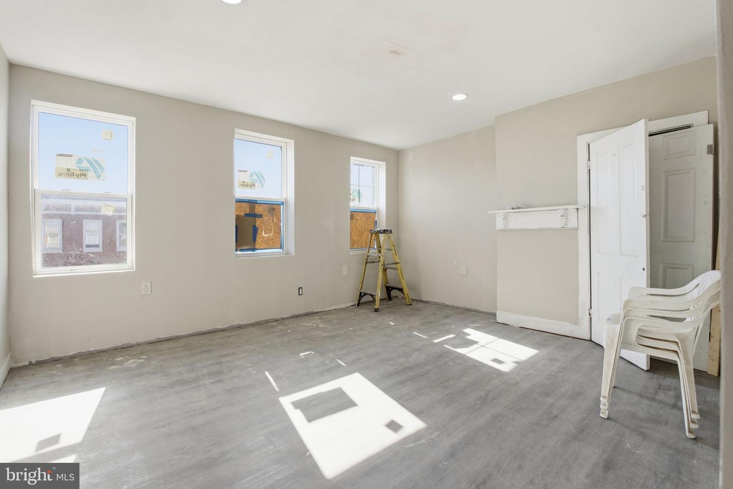 1328 N Carey St Property Photo 3