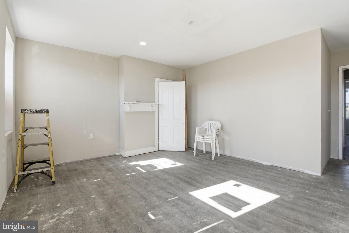 1328 N Carey St Property Photo 4