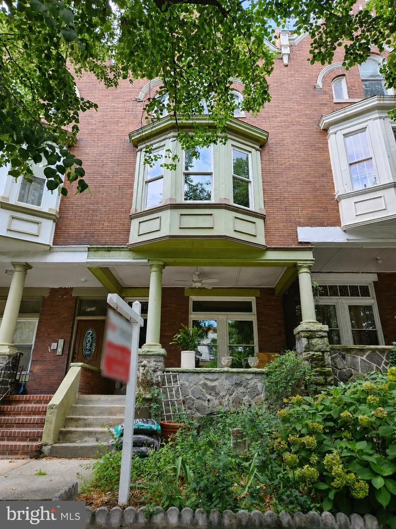 2222 LINDEN AVE