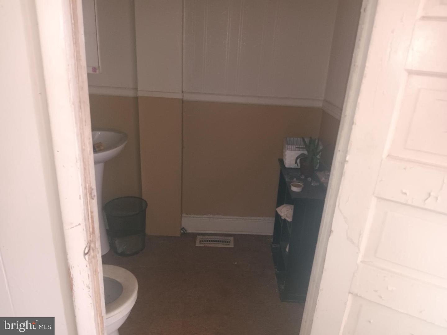 2909 Presstman St Property Photo 6