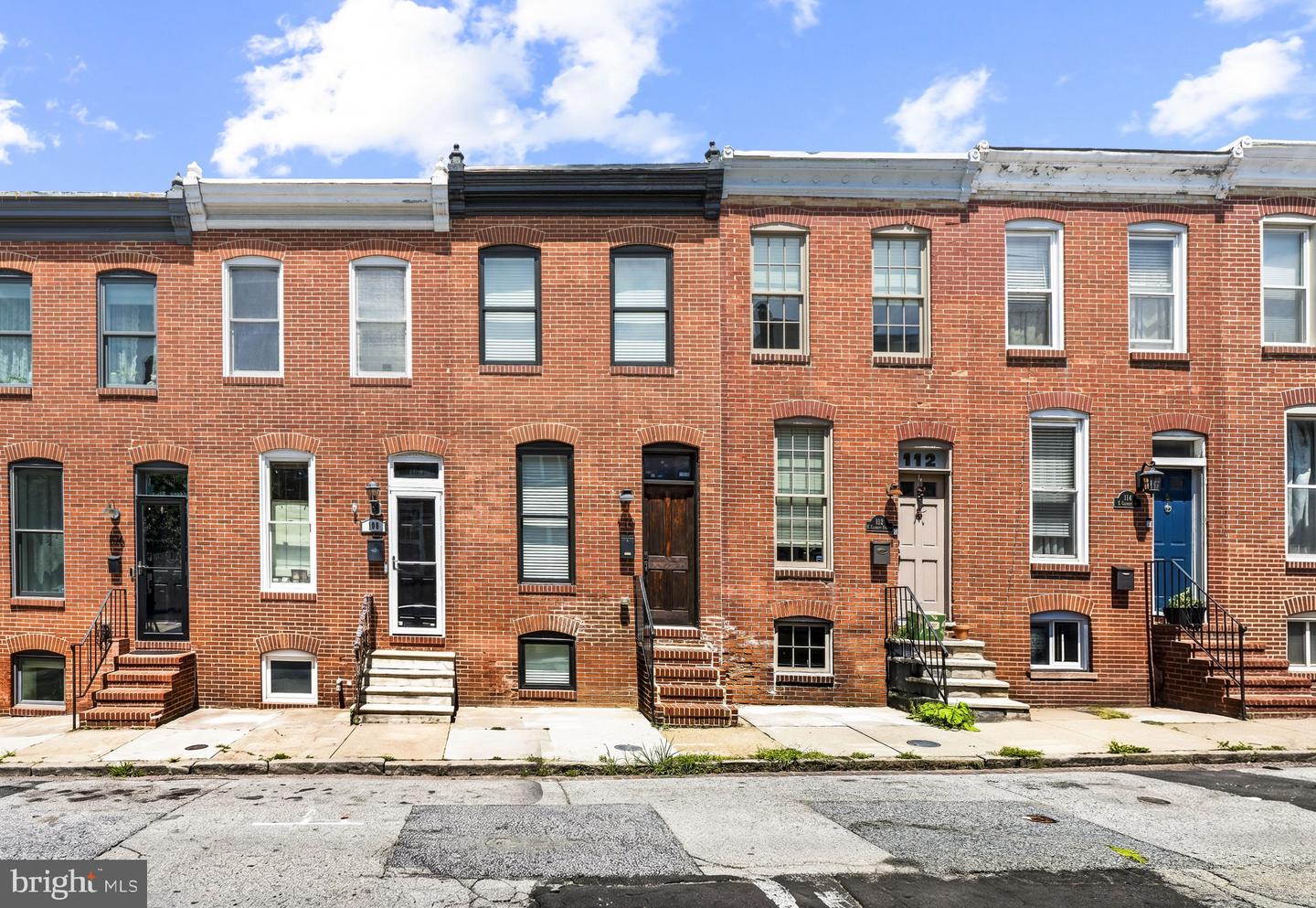 110 E Clement St Property Photo 1