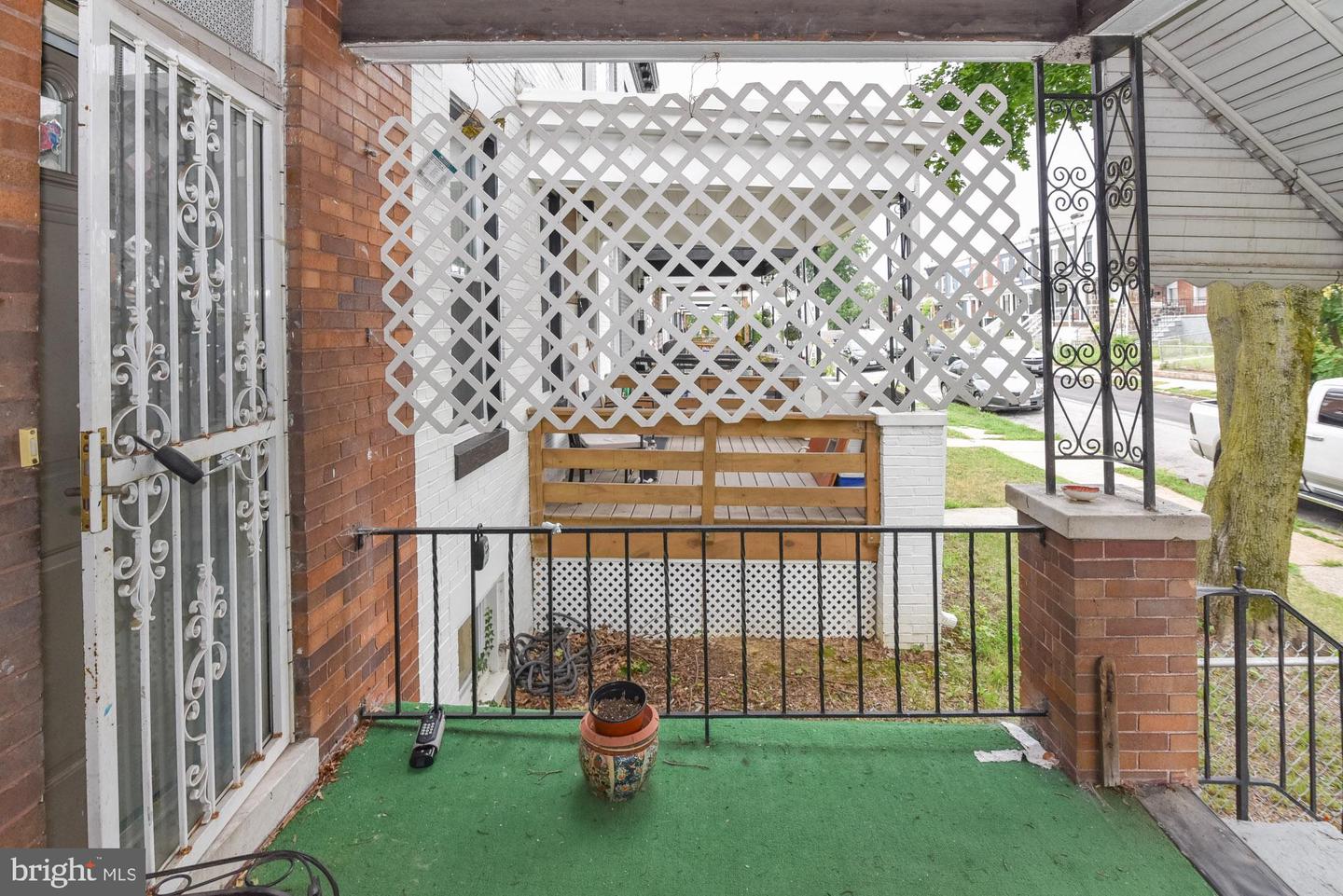 717 Linnard St Property Photo 3