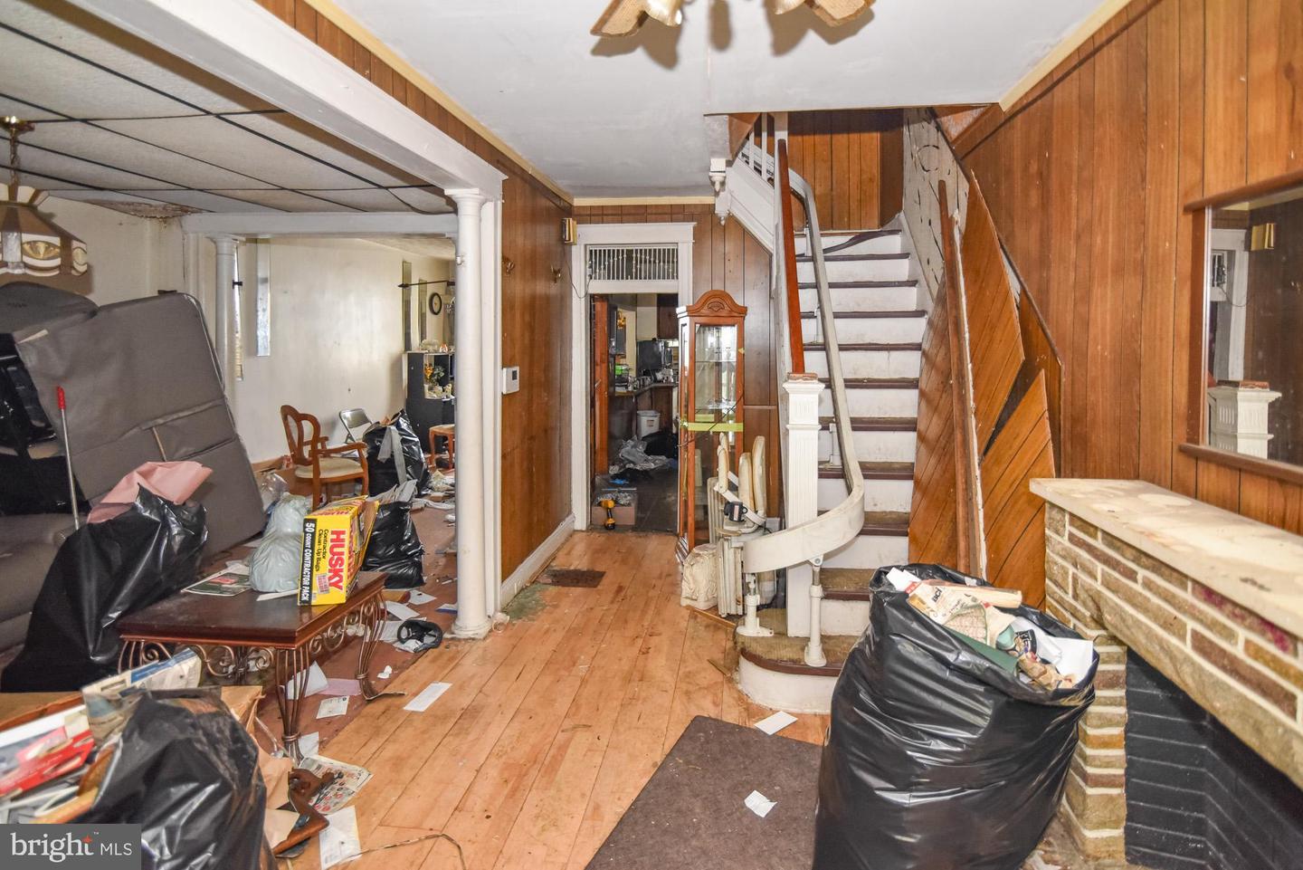 717 Linnard St Property Photo 4