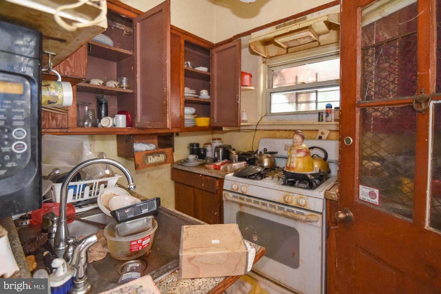 717 Linnard St Property Photo 8