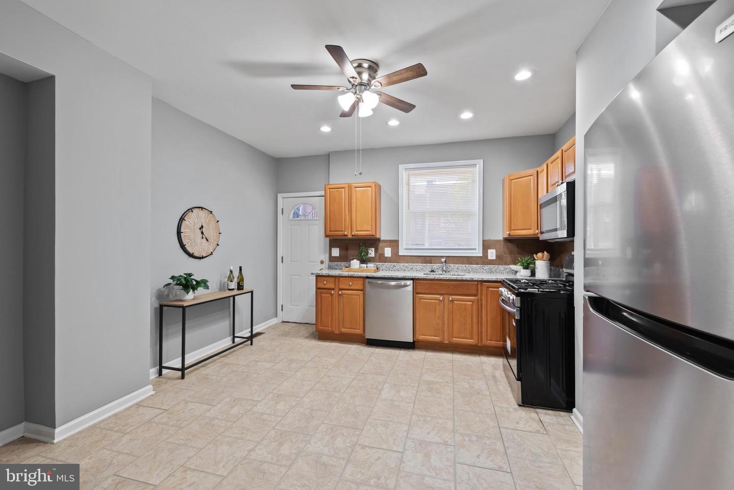425 Ilchester Ave Property Photo 10