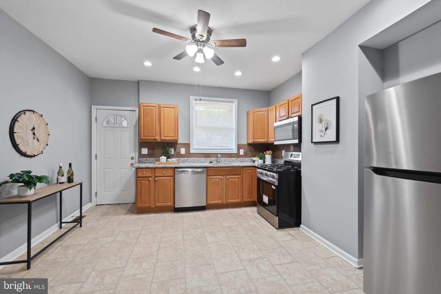 425 Ilchester Ave Property Photo 11