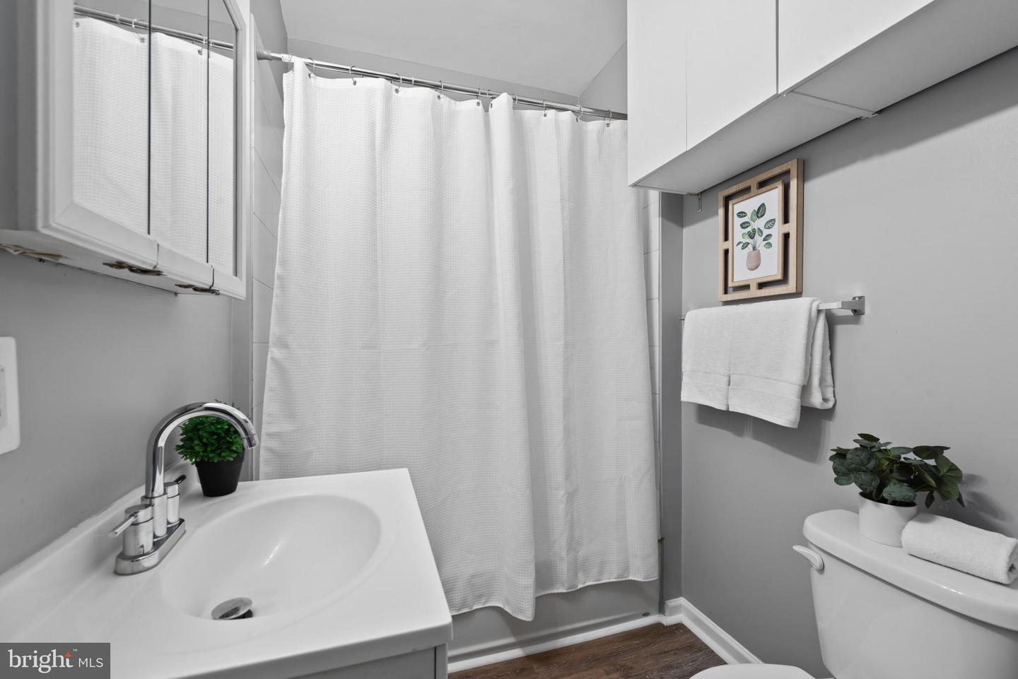 425 Ilchester Ave Property Photo 17