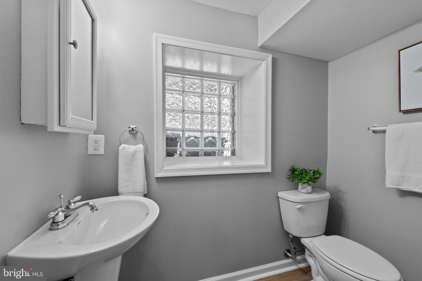 425 Ilchester Ave Property Photo 27