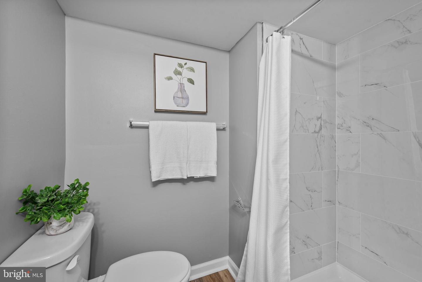425 Ilchester Ave Property Photo 28