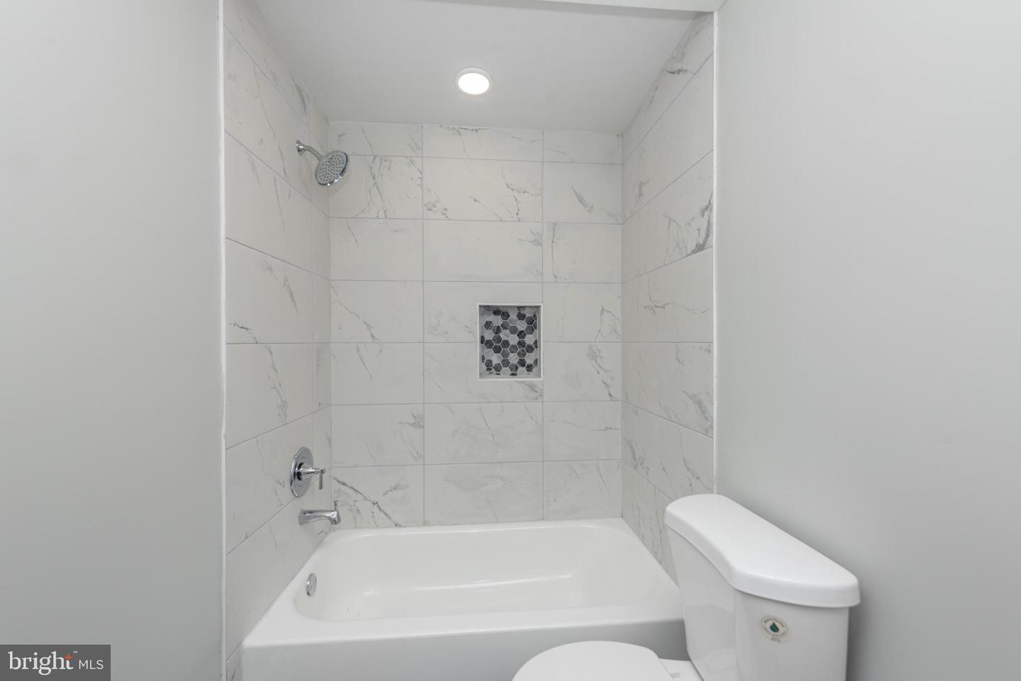 1005 N Mount St Property Photo 10
