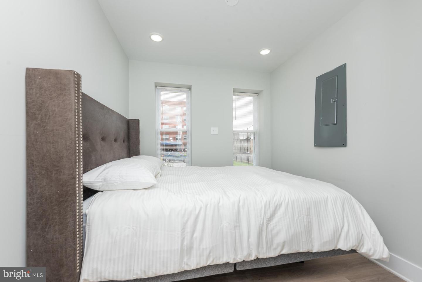1005 N Mount St Property Photo 23