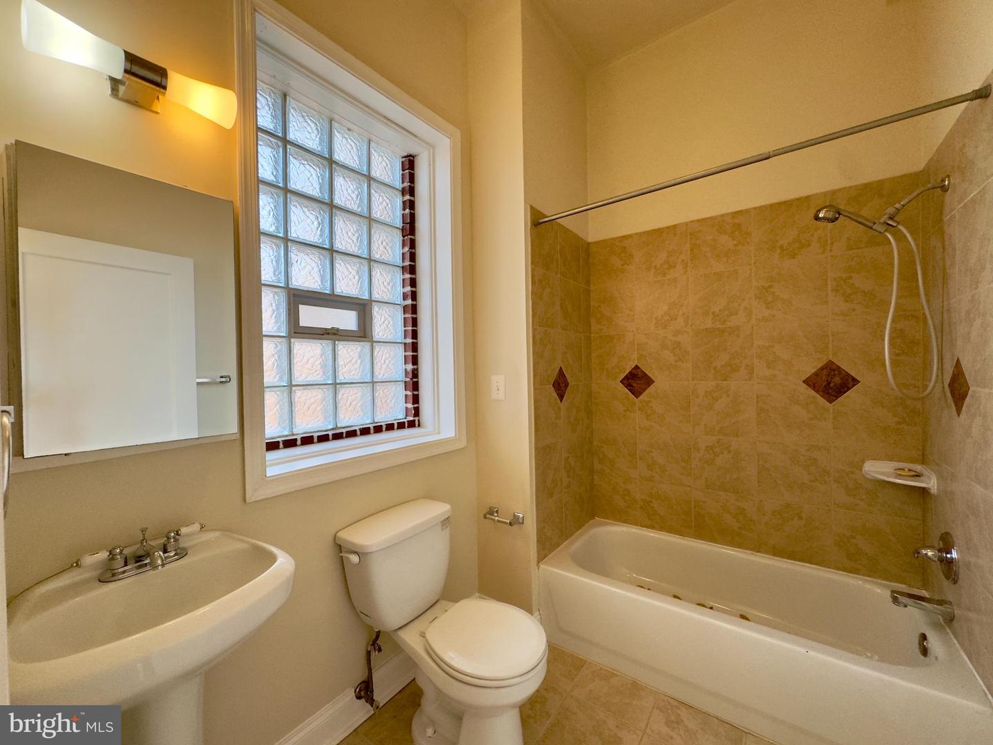 2401 Brookfield Ave #d6 Property Photo 5