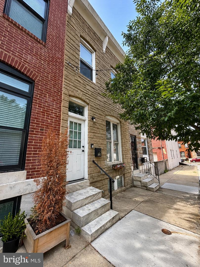 102 S Clinton St Property Photo 1