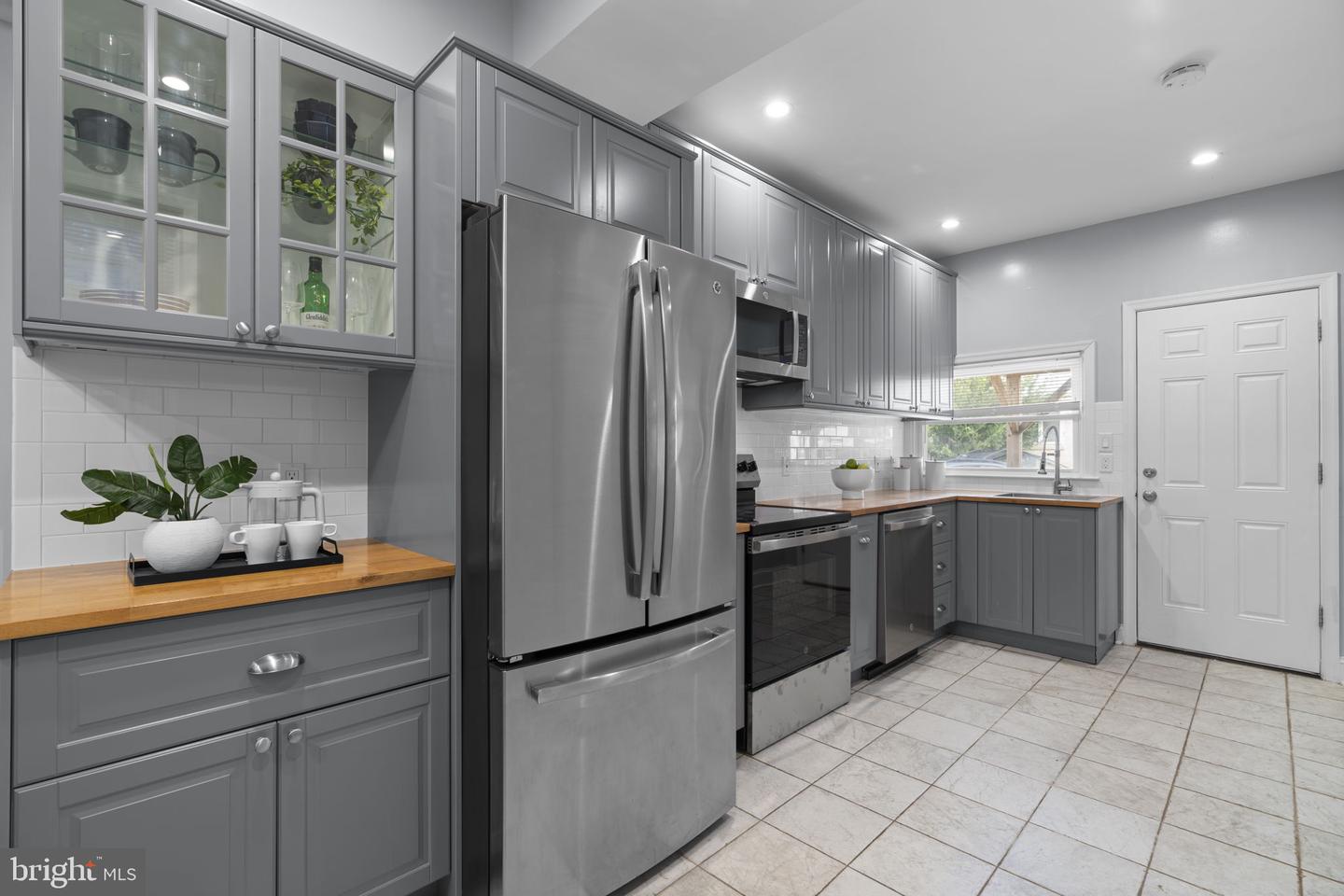 1253 William St Property Photo 11