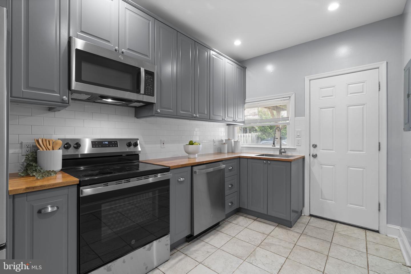 1253 William St Property Photo 12