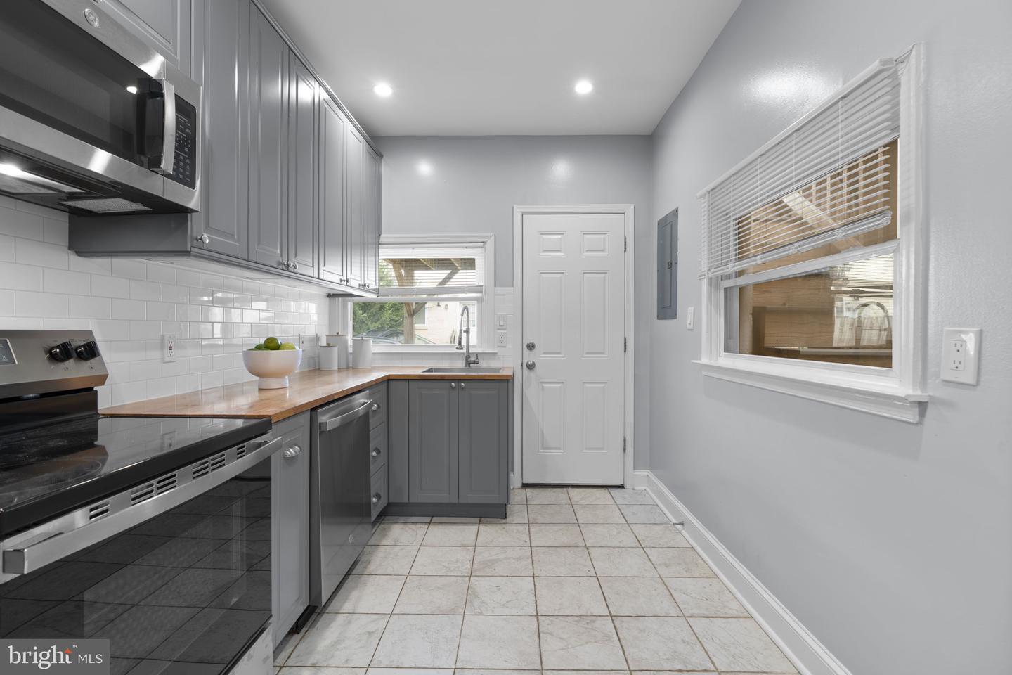 1253 William St Property Photo 13